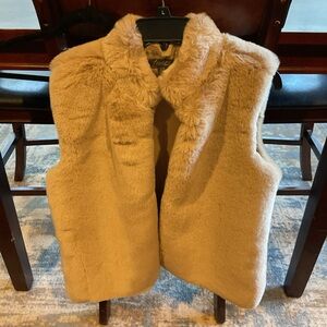 Thalia Sodi Faux Fur Vest Size Large changes Colors When You Rub It